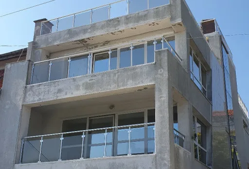 Reparaturarbeiten an Dach und Terrassen eines Mehrfamilienhauses in Varna