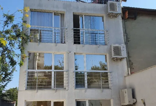 Reparaturarbeiten an Dach und Terrassen eines Mehrfamilienhauses in Varna