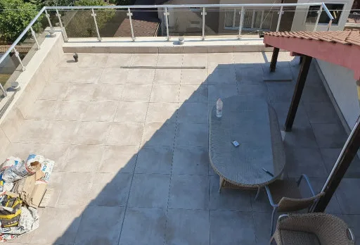 Reparaturarbeiten an Dach und Terrassen eines Mehrfamilienhauses in Varna