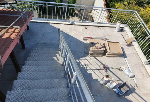 Reparaturarbeiten an Dach und Terrassen eines Mehrfamilienhauses in Varna