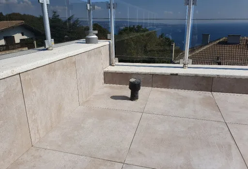 Reparaturarbeiten an Dach und Terrassen eines Mehrfamilienhauses in Varna
