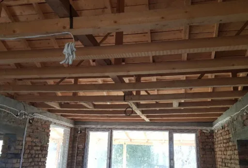 Installation einer Gipskartondecke mit Rahmen im Raum Balchik