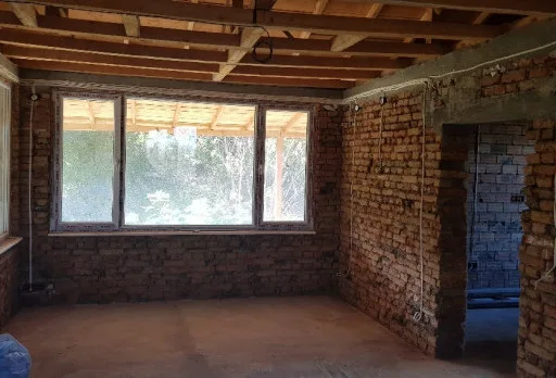 Installation einer Gipskartondecke mit Rahmen im Raum Balchik
