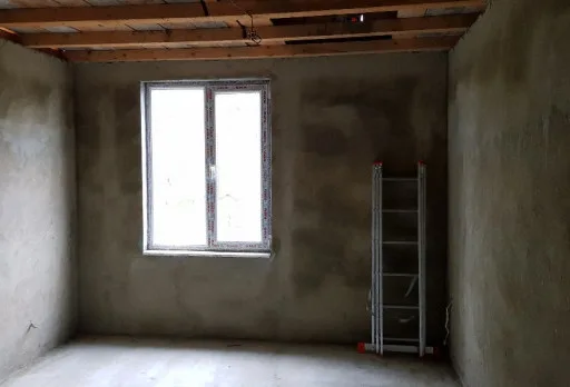 Installation einer Gipskartondecke mit Rahmen im Raum Balchik