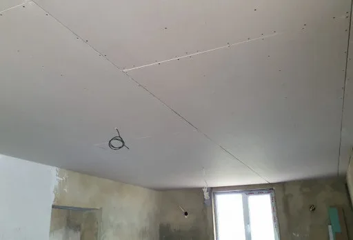 Installation einer Gipskartondecke mit Rahmen im Raum Balchik