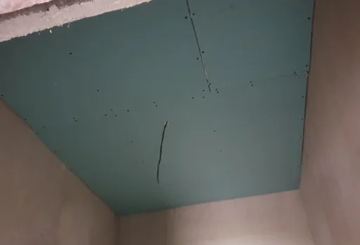 Installation einer Gipskartondecke mit Rahmen im Raum Balchik