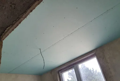Installation einer Gipskartondecke mit Rahmen im Raum Balchik
