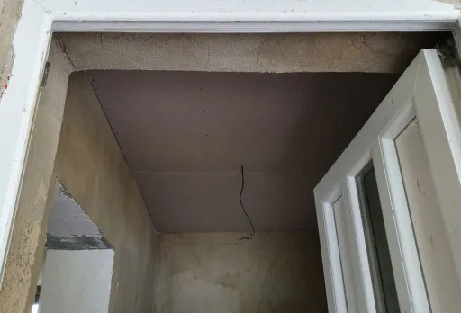 Installation einer Gipskartondecke mit Rahmen im Raum Balchik