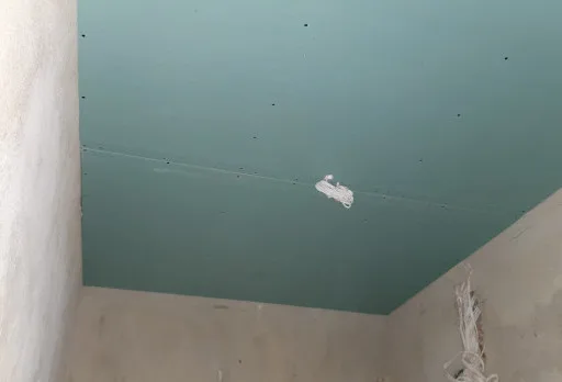 Installation einer Gipskartondecke mit Rahmen im Raum Balchik