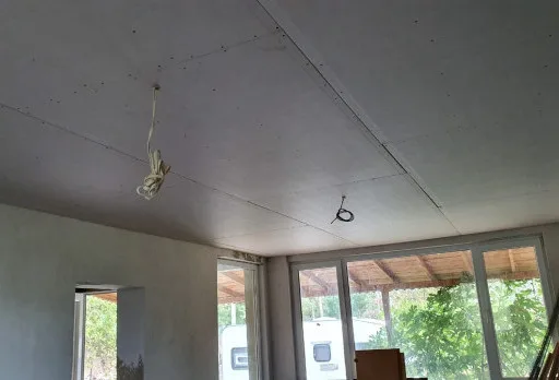 Installation einer Gipskartondecke mit Rahmen im Raum Balchik