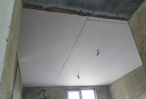 Installation einer Gipskartondecke mit Rahmen im Raum Balchik