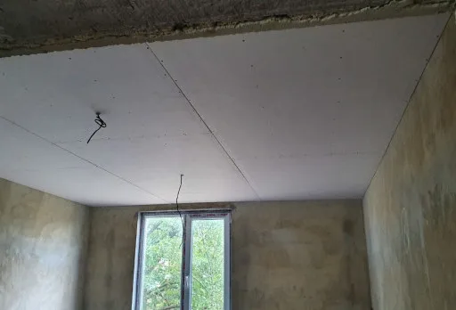 Installation einer Gipskartondecke mit Rahmen im Raum Balchik