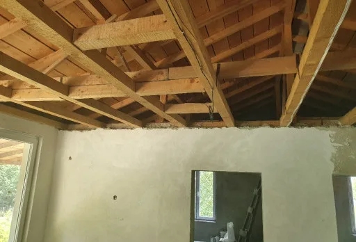 Installation einer Gipskartondecke mit Rahmen im Raum Balchik