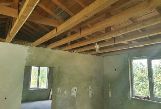 Installation einer Gipskartondecke mit Rahmen im Raum Balchik
