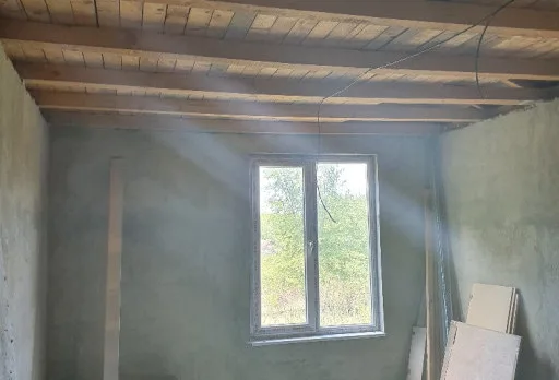 Installation einer Gipskartondecke mit Rahmen im Raum Balchik