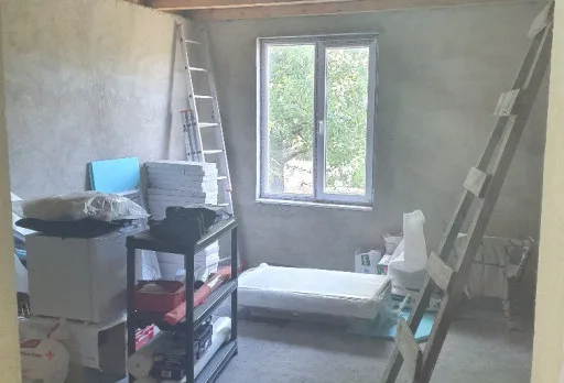 Installation einer Gipskartondecke mit Rahmen im Raum Balchik