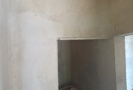 Installation einer Gipskartondecke mit Rahmen im Raum Balchik
