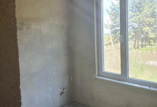 Installation einer Gipskartondecke mit Rahmen im Raum Balchik