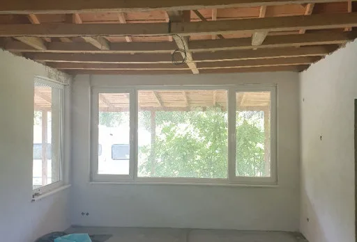 Installation einer Gipskartondecke mit Rahmen im Raum Balchik