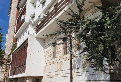 Bau- und Reparaturarbeiten in einem Verwaltungsgebäude in Balchik