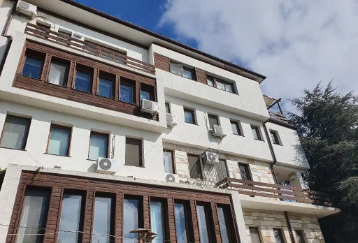 Bau- und Reparaturarbeiten in einem Verwaltungsgebäude in Balchik