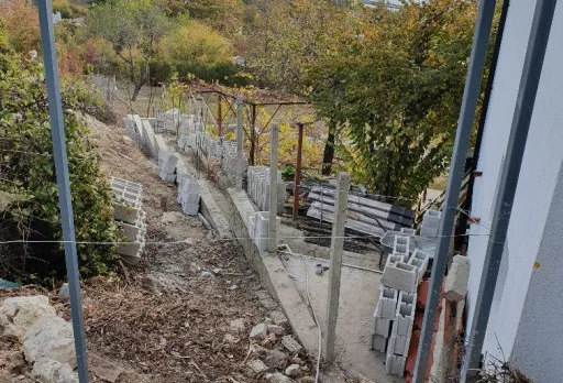 Строителство на ограда в близост до Варна