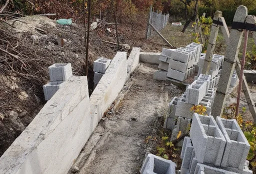 Строителство на ограда в близост до Варна
