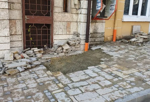 Bau- und Reparaturarbeiten in einem Verwaltungsgebäude in Balchik