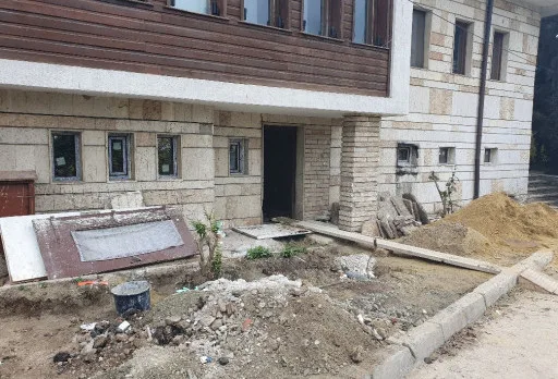 Bau- und Reparaturarbeiten in einem Verwaltungsgebäude in Balchik