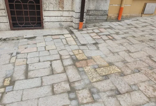 Bau- und Reparaturarbeiten in einem Verwaltungsgebäude in Balchik