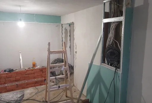 Bau- und Reparaturarbeiten in einem Verwaltungsgebäude in Balchik