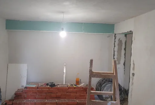 Bau- und Reparaturarbeiten in einem Verwaltungsgebäude in Balchik