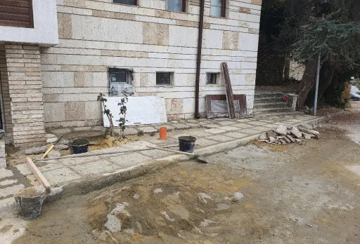 Bau- und Reparaturarbeiten in einem Verwaltungsgebäude in Balchik
