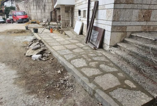 Bau- und Reparaturarbeiten in einem Verwaltungsgebäude in Balchik
