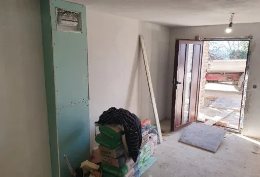Bau- und Reparaturarbeiten in einem Verwaltungsgebäude in Balchik