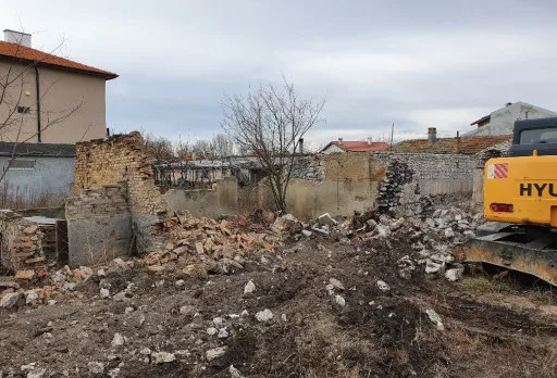 Събаряне на стари сгради и почистване на строителна площадка до Варна
