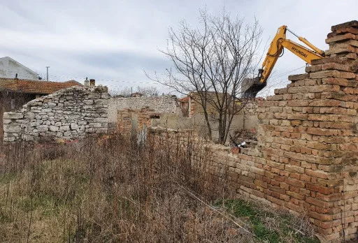 Събаряне на стари сгради и почистване на строителна площадка до Варна