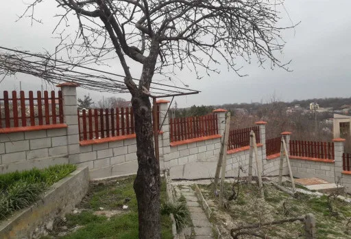 Строителство на ограда в близост до Варна