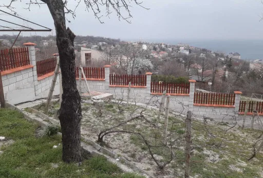 Строителство на ограда в близост до Варна