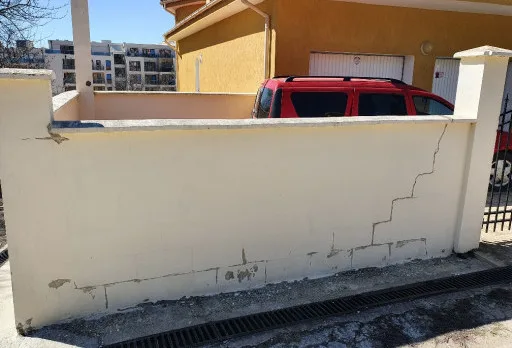 Konservierungs- und Reparaturarbeiten an einer Außenmauer im Gebiet Albena