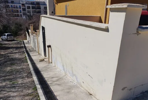 Konservierungs- und Reparaturarbeiten an einer Außenmauer im Gebiet Albena