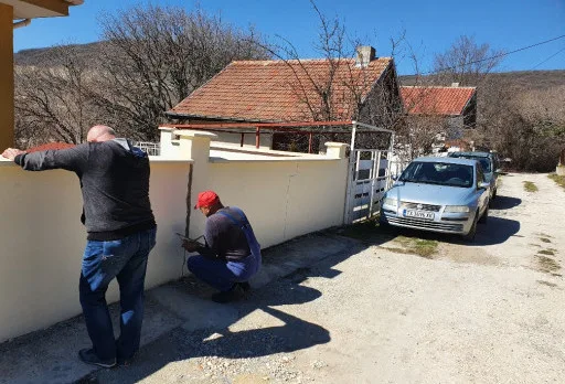 Konservierungs- und Reparaturarbeiten an einer Außenmauer im Gebiet Albena