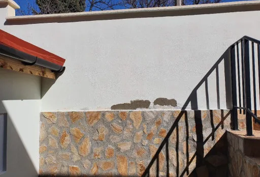 Konservierungs- und Reparaturarbeiten an einer Außenmauer im Gebiet Albena