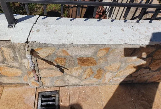 Konservierungs- und Reparaturarbeiten an einer Außenmauer im Gebiet Albena