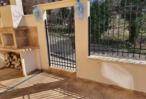 Konservierungs- und Reparaturarbeiten an einer Außenmauer im Gebiet Albena