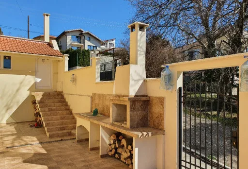 Konservierungs- und Reparaturarbeiten an einer Außenmauer im Gebiet Albena