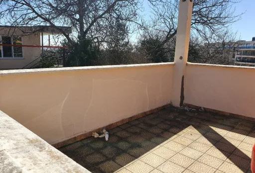 Konservierungs- und Reparaturarbeiten an einer Außenmauer im Gebiet Albena