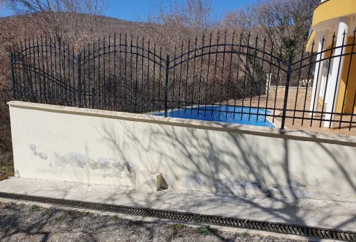 Konservierungs- und Reparaturarbeiten an einer Außenmauer im Gebiet Albena