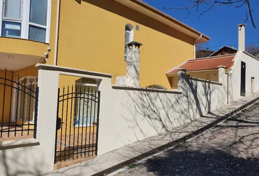 Konservierungs- und Reparaturarbeiten an einer Außenmauer im Gebiet Albena