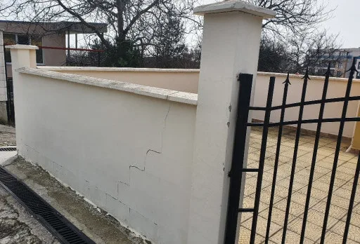 Konservierungs- und Reparaturarbeiten an einer Außenmauer im Gebiet Albena